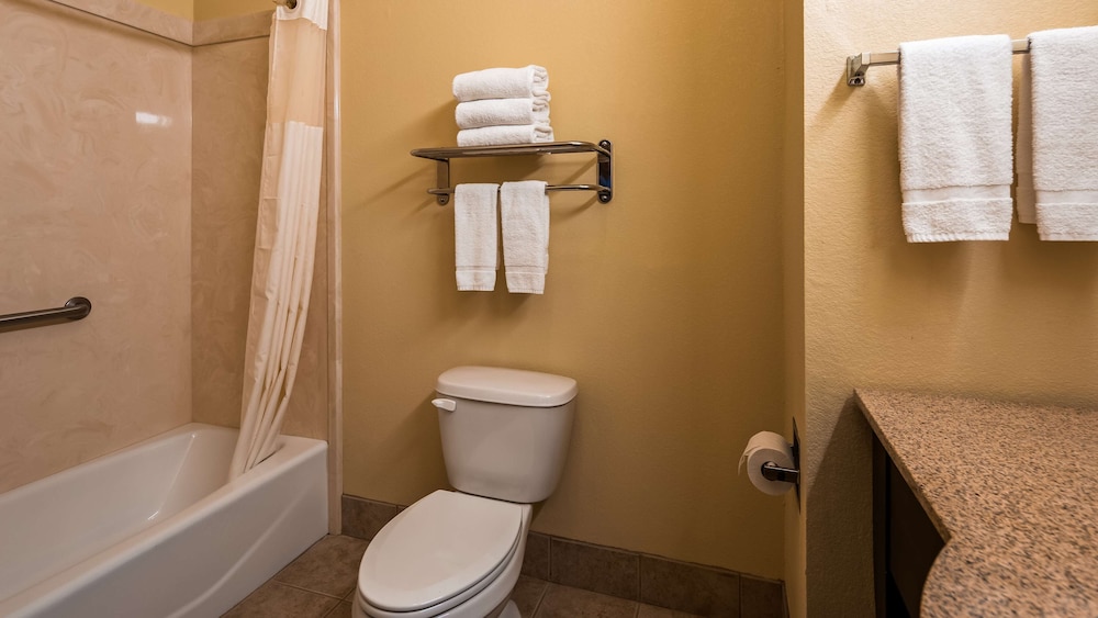 Standard Room, 2 Queen Beds, Non Smoking, Refrigerator & Microwave (Pet Friendly) photo 2