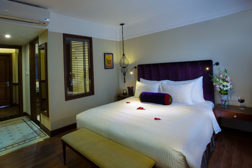 Junior Suite, 1 King Bed thumbnail 6
