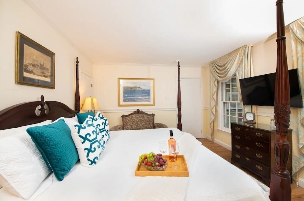 Traditional Studio Suite, Jetted Tub (Pet Friendly) photo 1
