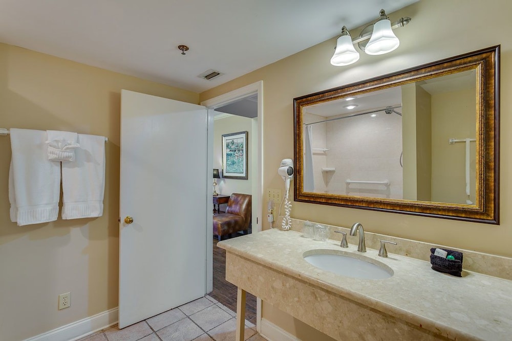 Room, 2 Queen Beds (River Suite 101) photo 2