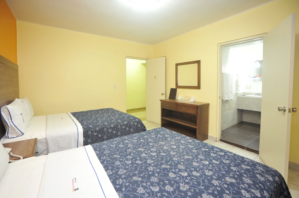 Standard Room, 2 Queen Beds photo 2