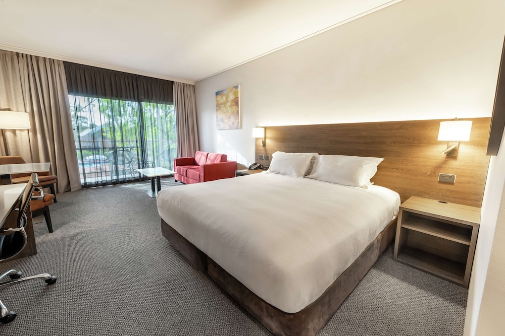 Room, 1 King Bed, Mountain View thumbnail 5