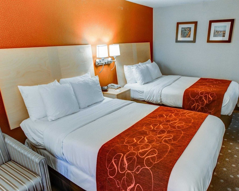 Room, 2 Queen Beds, Non Smoking (Upgrade) - Photo 2