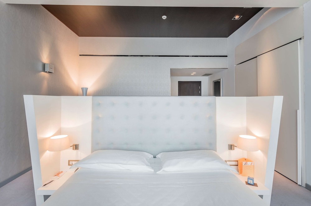 Junior Suite, 1 King Bed (with Sofabed) - Photo 1