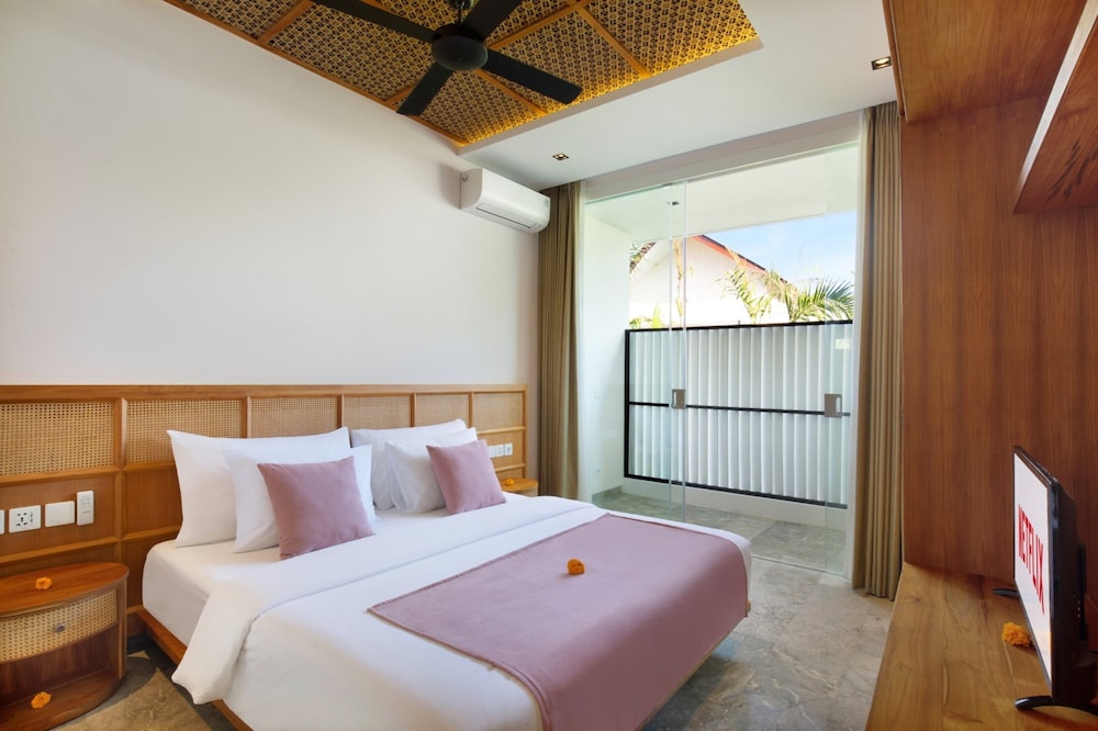 Three Bedroom Villa with Private Pool - Photo 3