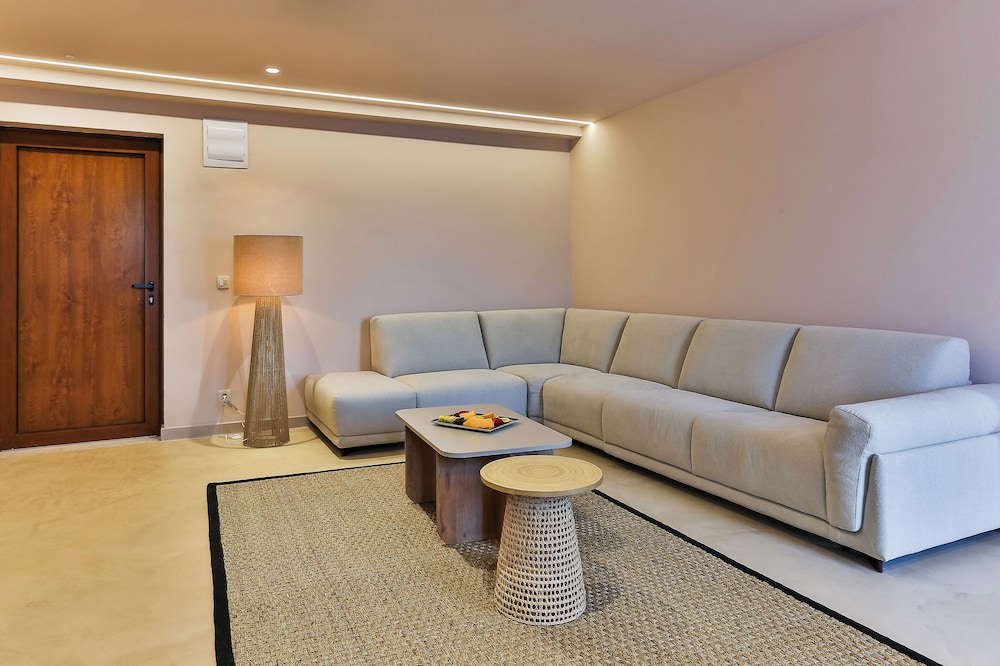 Executive Suite, Pool View photo 3