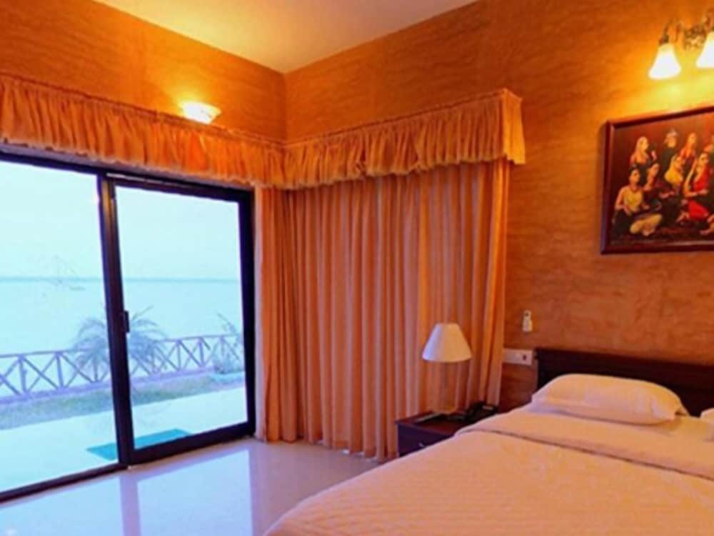 Honeymoon Suite (Lake View) photo 3