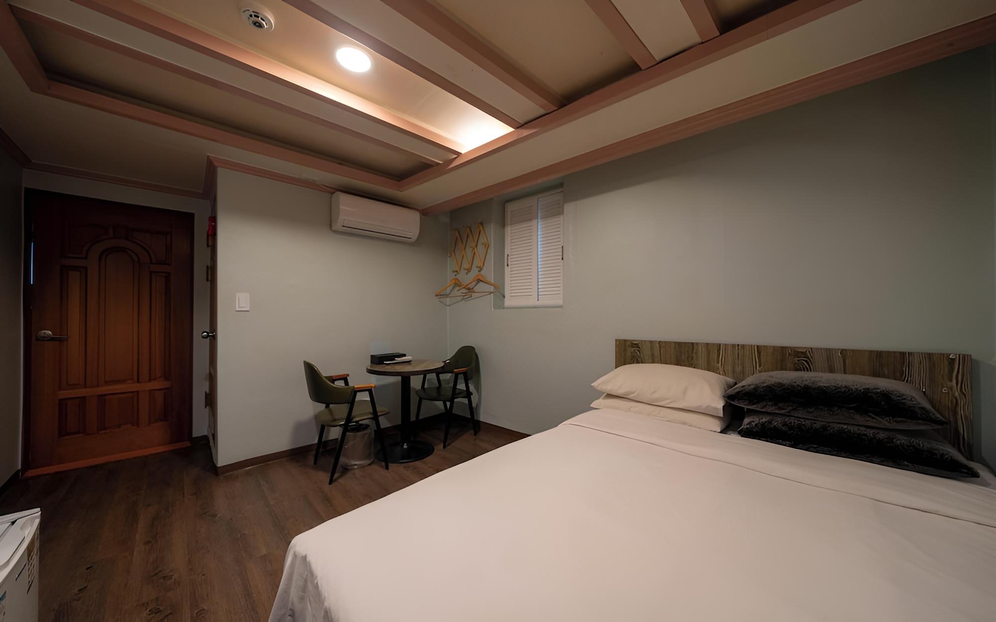Room (Deluxe Room (65-inch TV/free Netflix ) - Photo 3