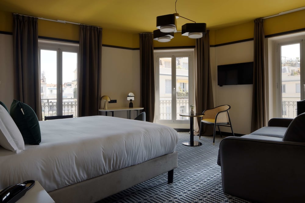Junior Suite, 1 King Bed, Non Smoking (Twin bed on request;with Sofabed) - Photo 1