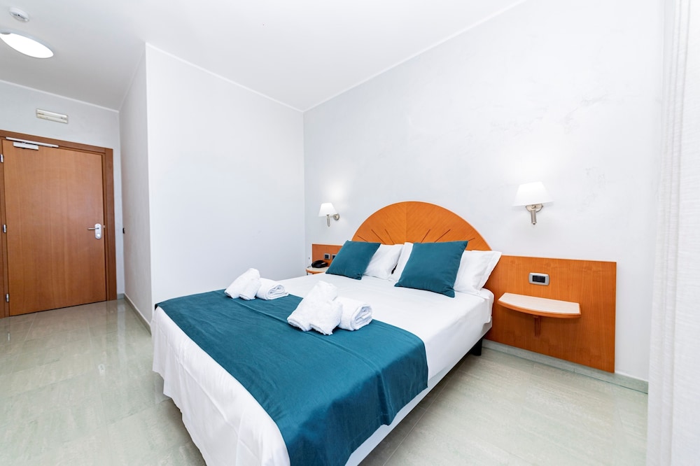 Standard Room, Balcony, Partial Sea View photo 2