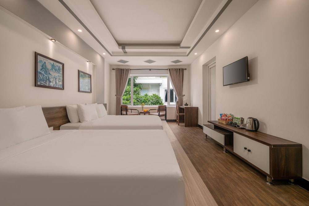 Deluxe Triple Room, Balcony, Pool View photo 3