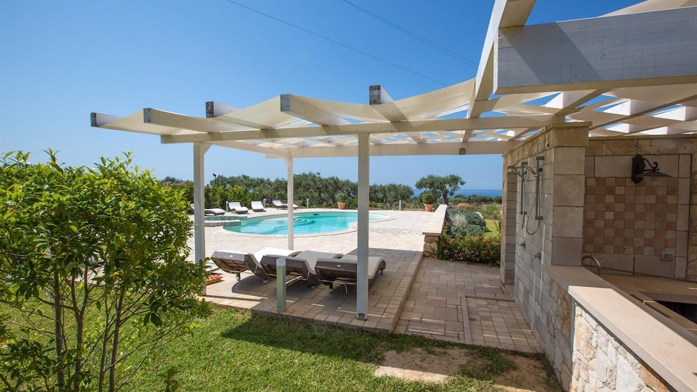 Villa photo 3