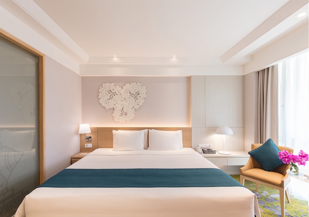 Premium Room, 1 King Bed, Non Smoking photo 3