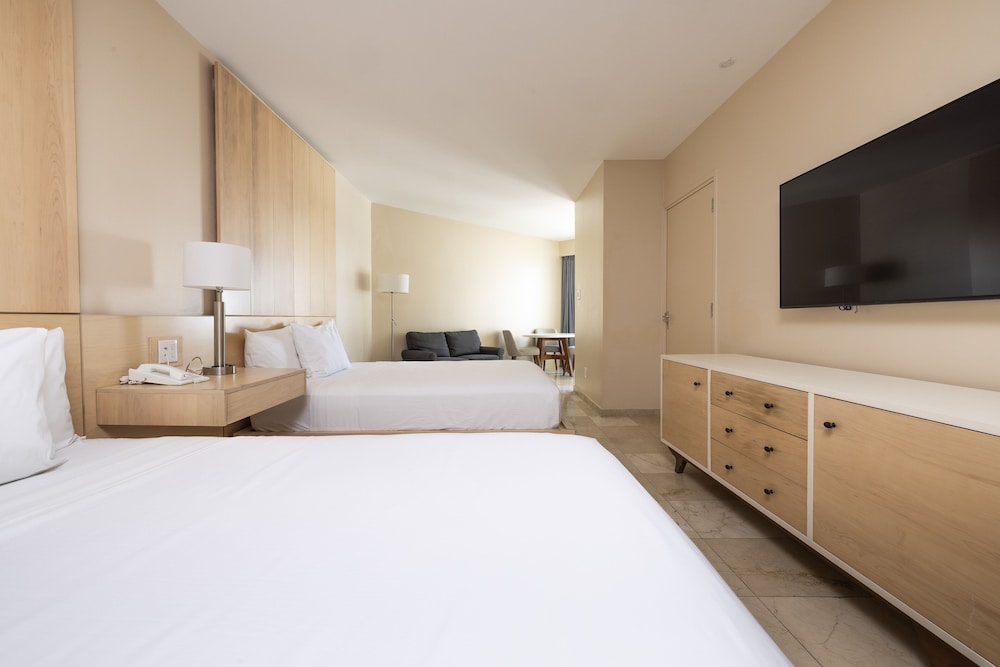Room, 2 Queen Beds, Kitchenette, Garden View - Photo 9