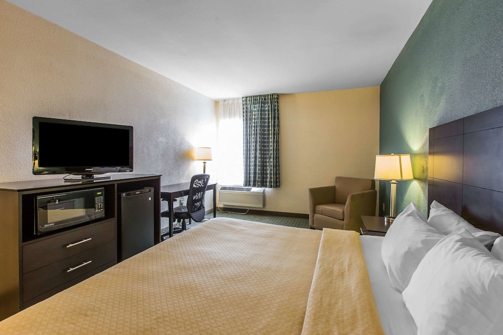 Standard Room, 1 King Bed, Non Smoking - Photo 2