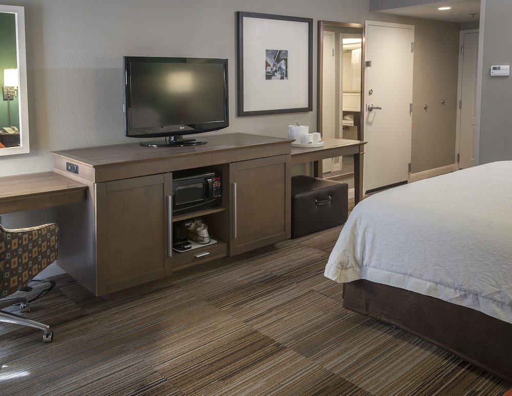 Room, 2 Queen Beds, Accessible (Mobility & Hearing - Roll-in Shower) - Photo 2