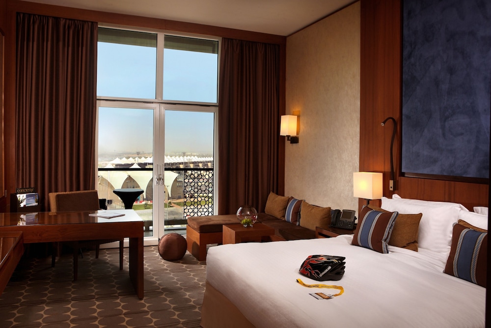 Deluxe Room, 1 King Bed, Accessible, Pool View photo 2