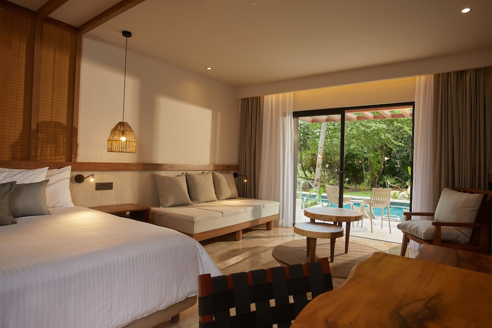 Junior Suite (Deluxe Swim Up)