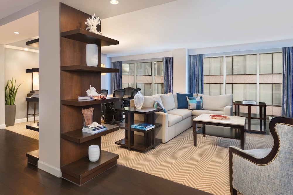 Business Suite, 1 Queen Bed, City View, Corner, photo 6