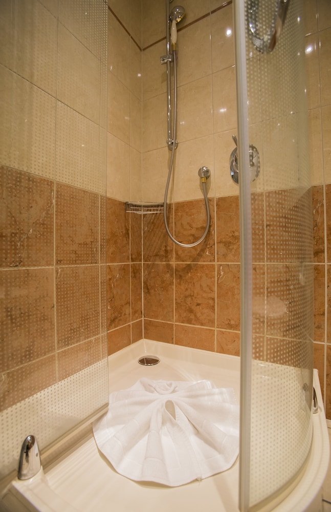Basic Single Room, 1 Queen Bed, Non Smoking, Private Bathroom photo 3