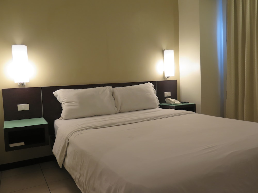 Standard Queen Room - Photo 8