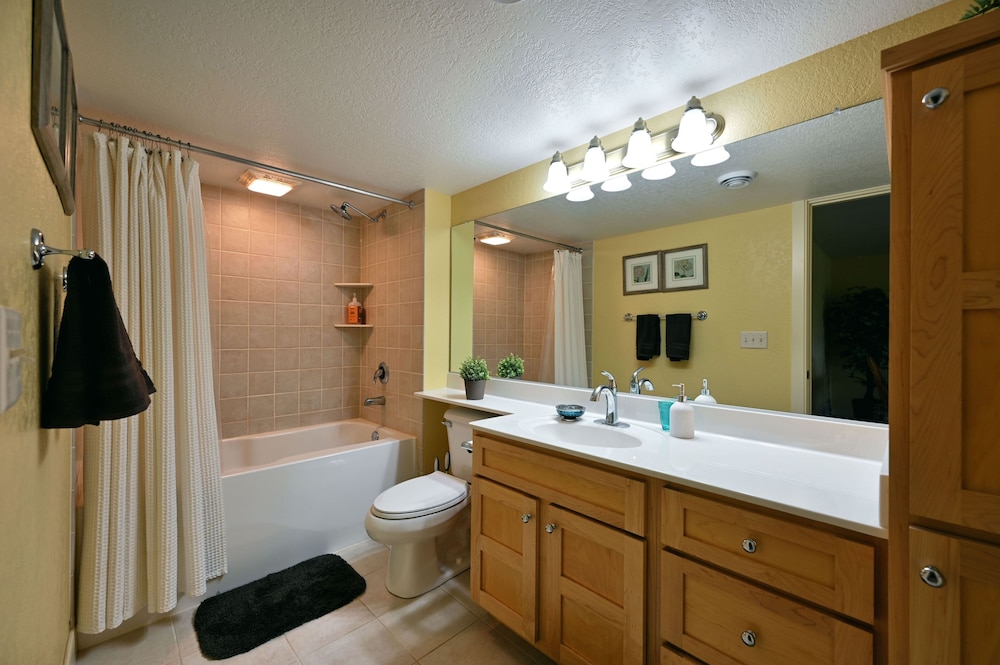 Condo, 2 Bedrooms
