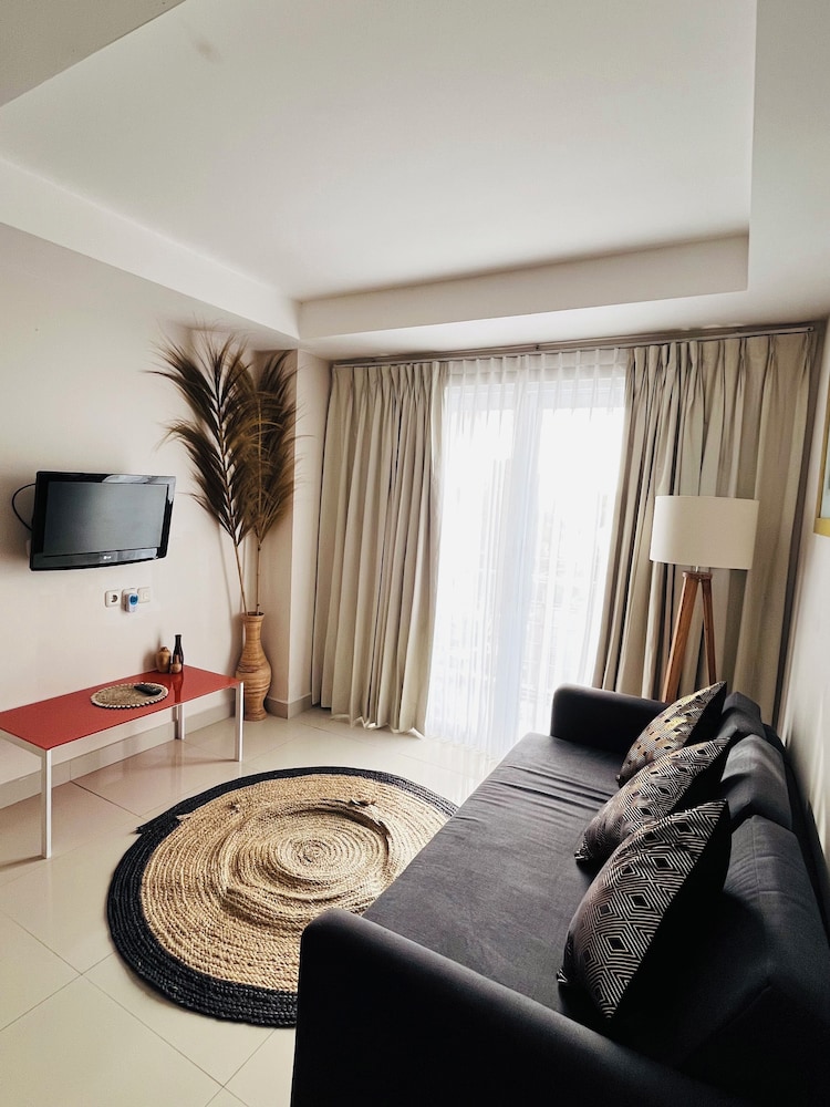 Exclusive Apartment, Balcony, City View