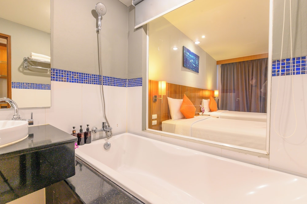 Deluxe Pool Access Room - Photo 14
