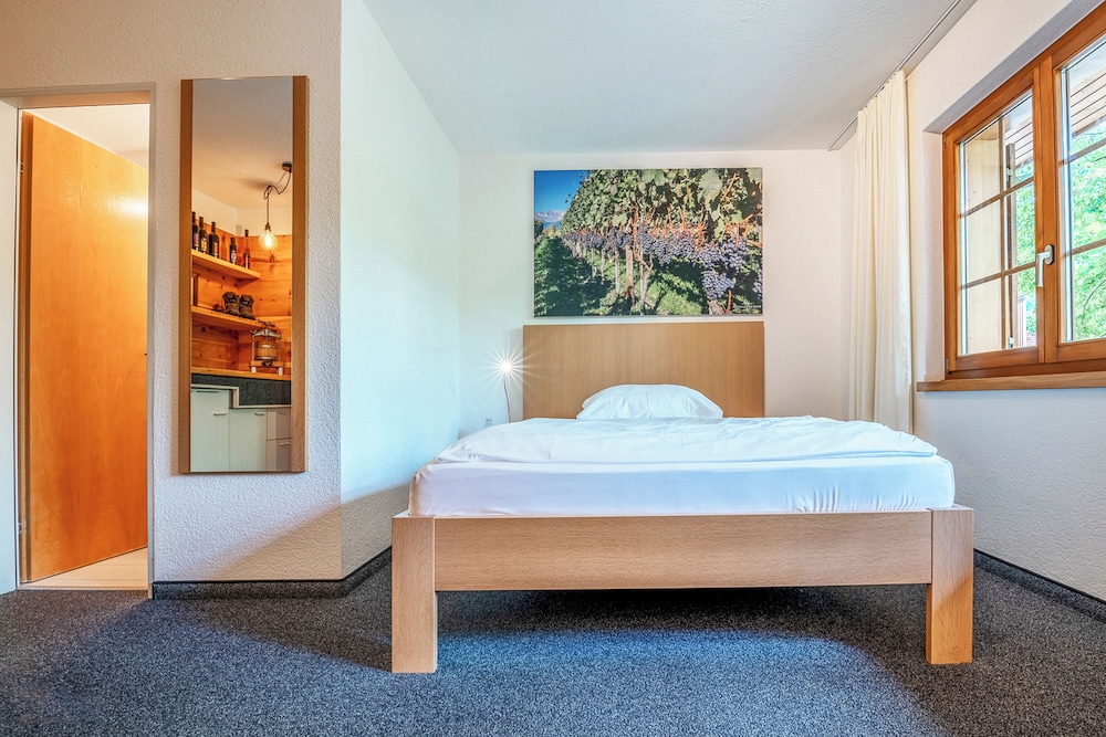 Economy Room, 1 Queen Bed - Photo 6