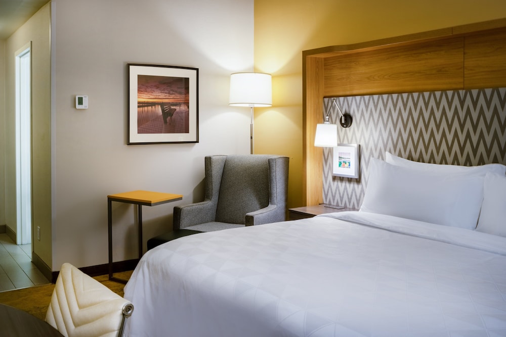 Standard Room, 1 King Bed (Communications) - Photo 2