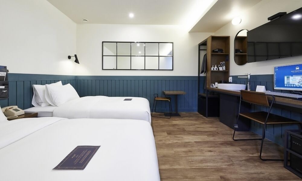 Premium Twin Room - Photo 9