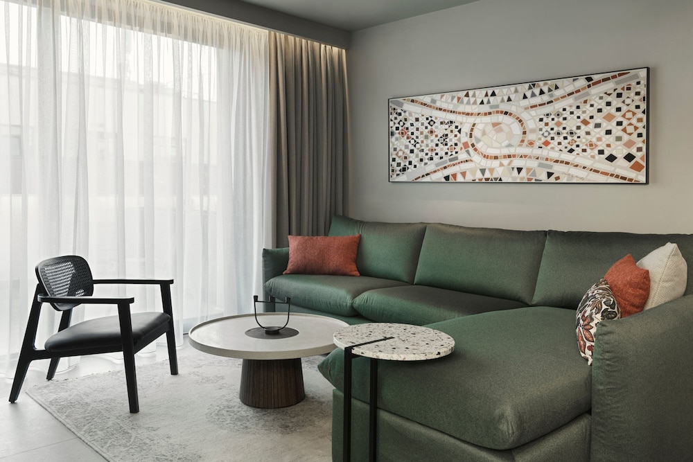 Executive Suite, 1 Bedroom, Balcony - Photo 4