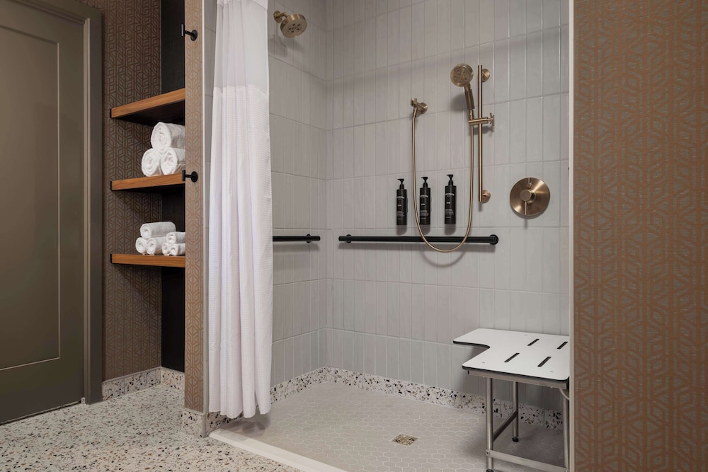 Room, 2 Queen Beds, Accessible (Mobility, Roll-In Shower) - Photo 4