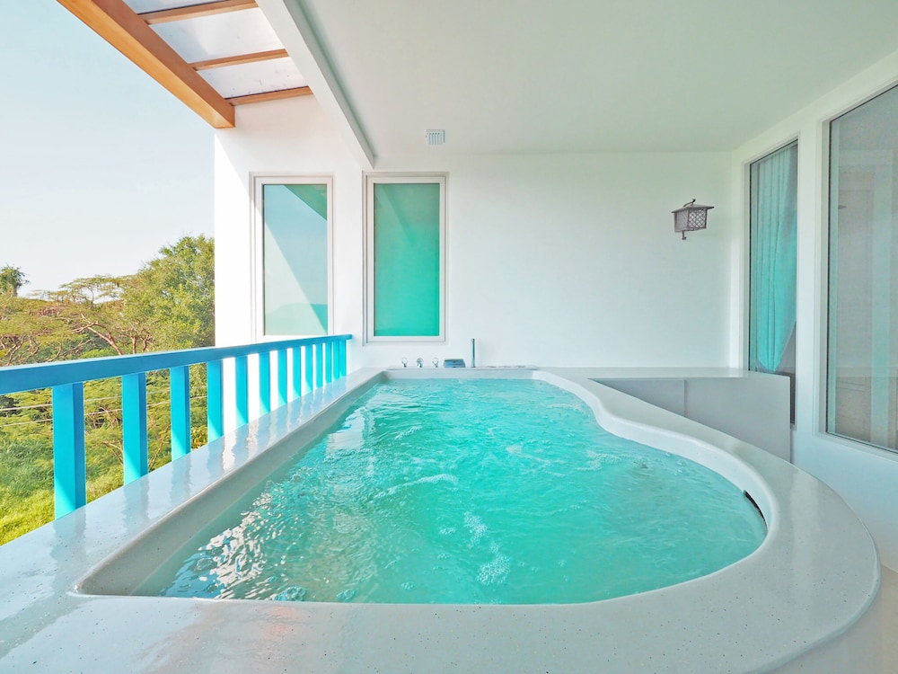 Deluxe Ocean View Jacuzzi photo 2