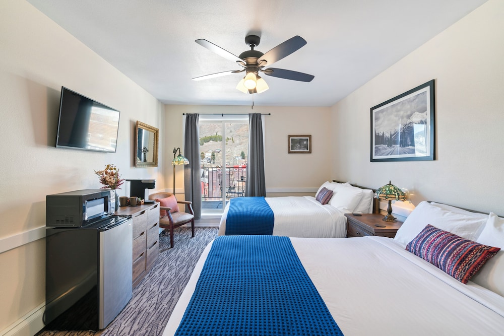 Honeymoon Room, 2 Queen Beds, Non Smoking, Mountain View photo 1