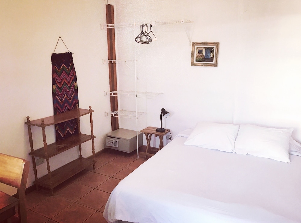 Double Room, 1 Queen Bed, Shared Bathroom photo 2