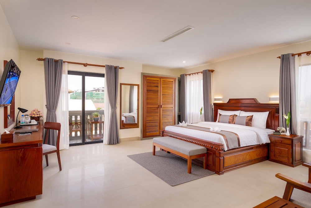 Mony Reach Suite with Balcony - Photo 10
