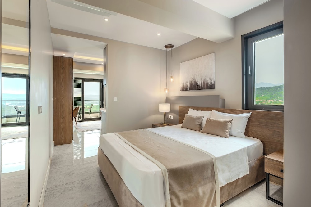 King Suit with Sea View - Photo 1