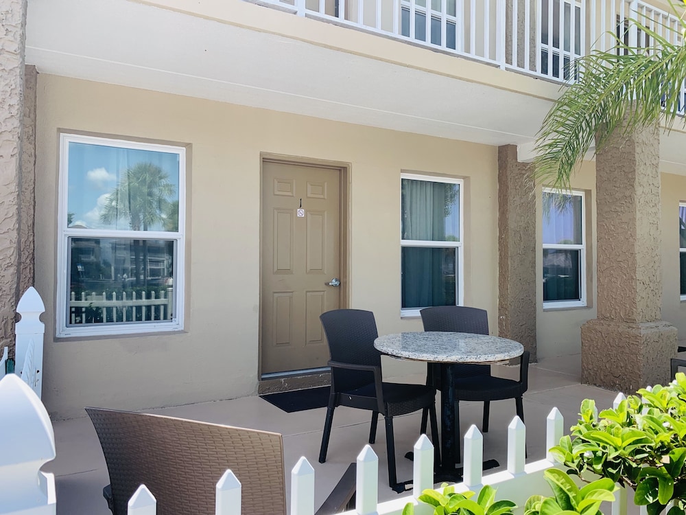 Queen Suite with Two Queen Beds and Beach Canal View - Ground Floor