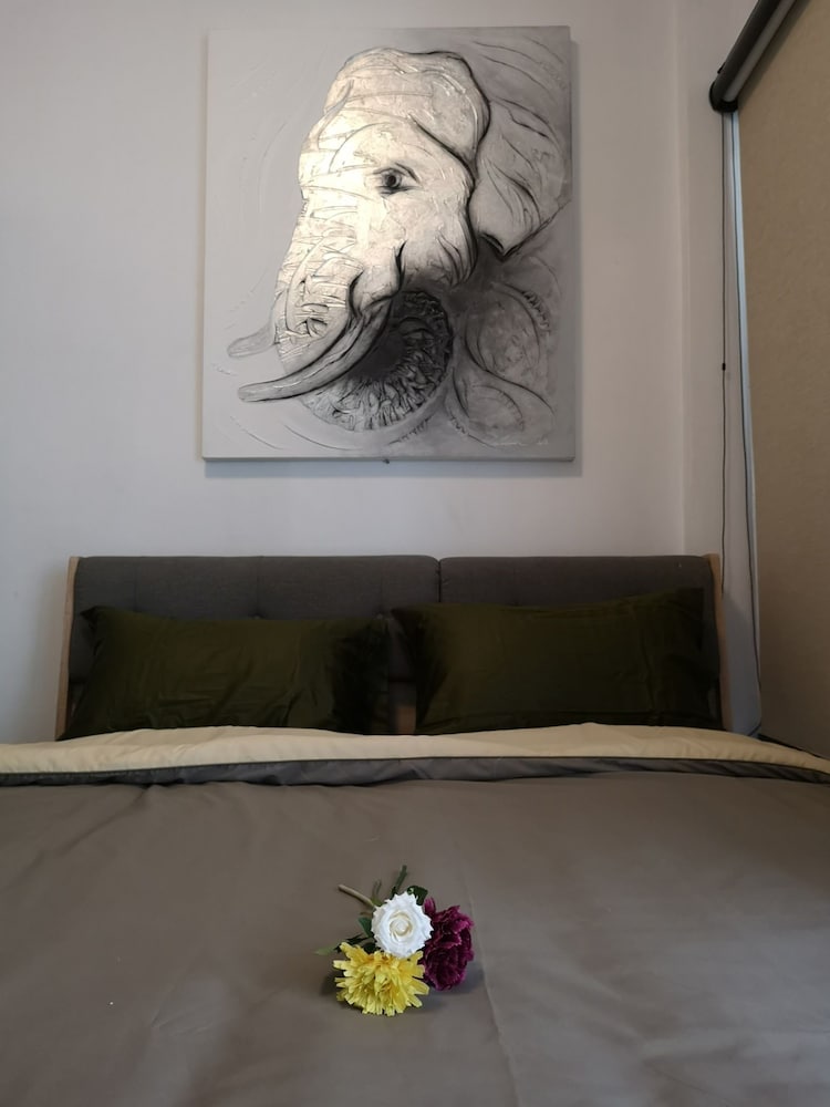 Standard Townhome, 1 Queen Bed, Non Smoking, Shared Bathroom photo 2