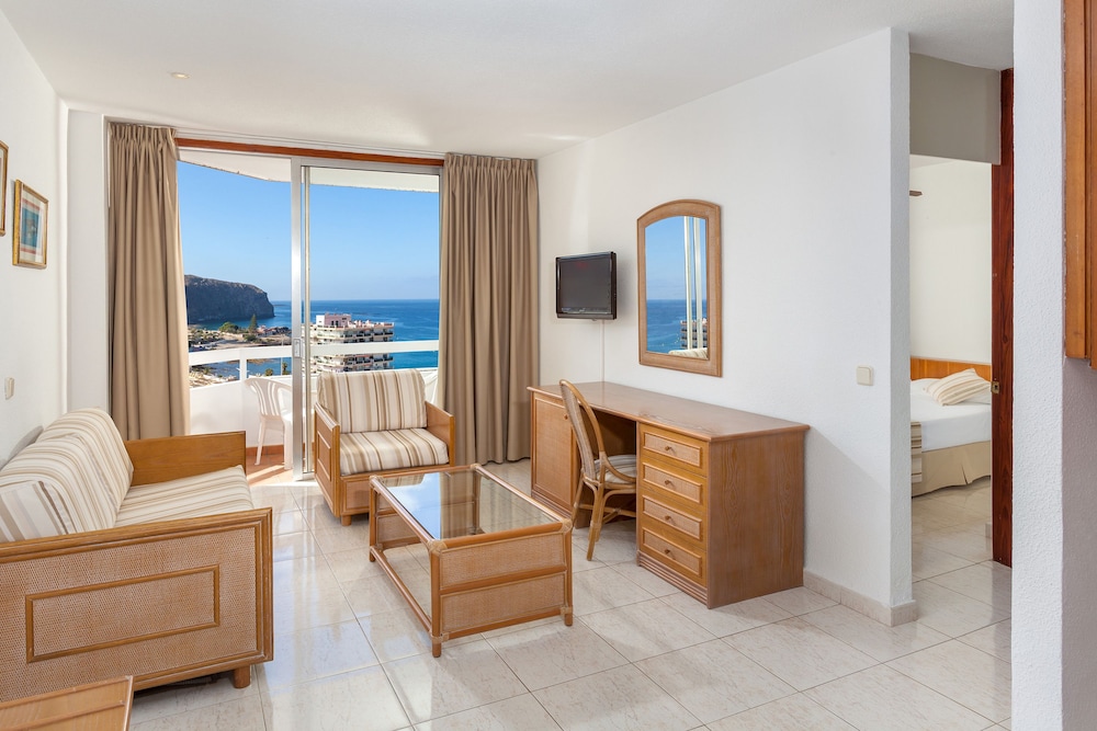 Twin With Lounge (2 Adults +1 Child)
