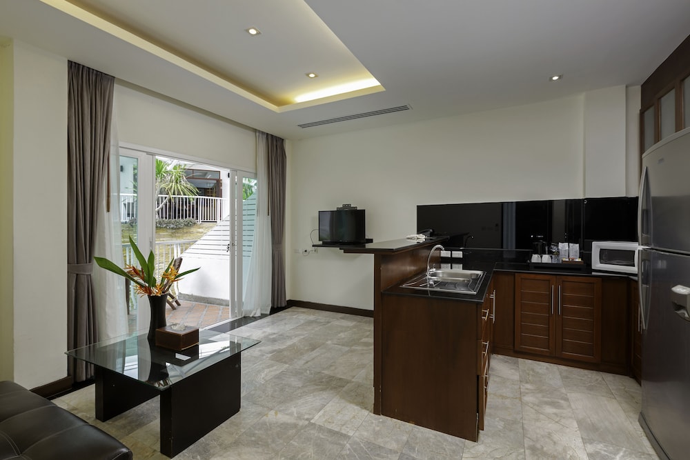 Two Bedroom Family Suite with Bathtub - Photo 9