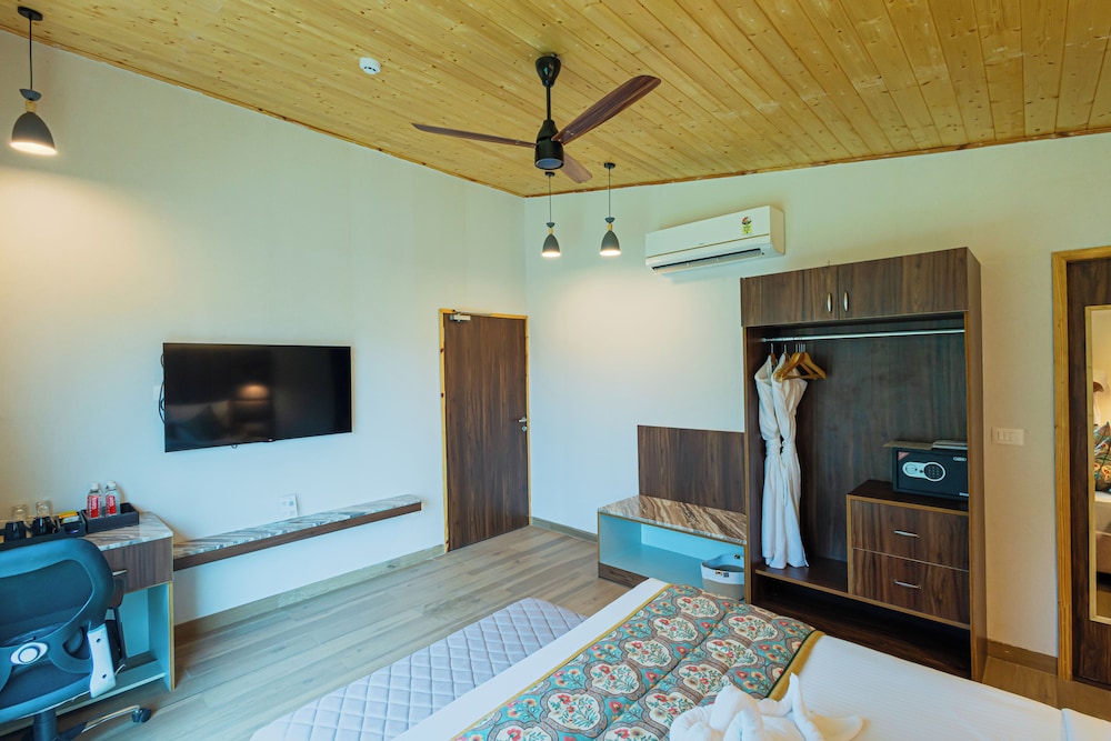 Sajjan Villa with 2-bedrooom and Jacuzzi photo 2