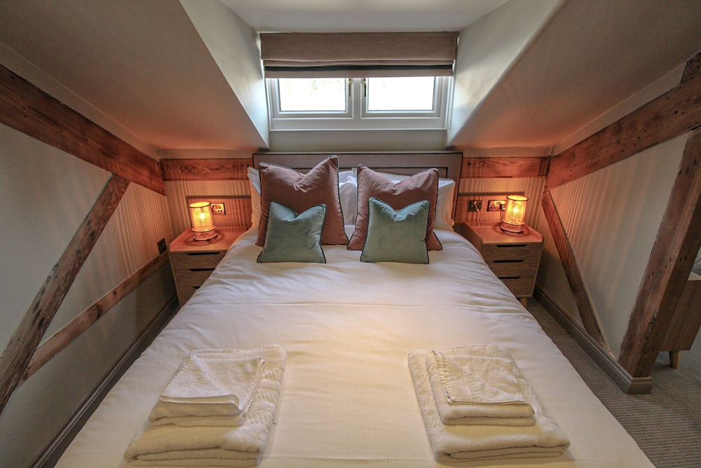 Suite, Ensuite photo 1