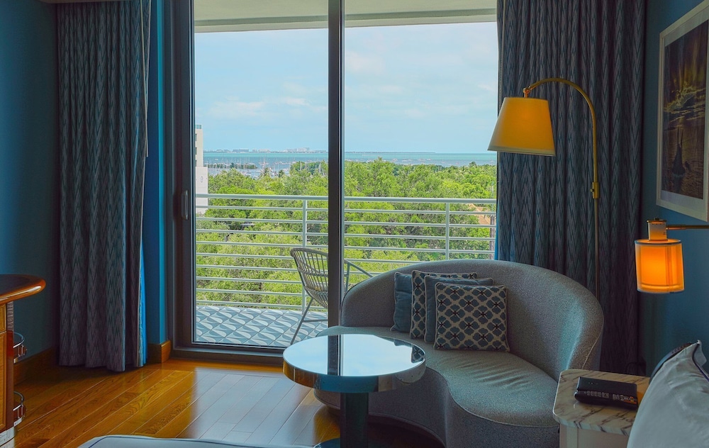 Premier Room, 1 King Bed, Bay View thumbnail 6