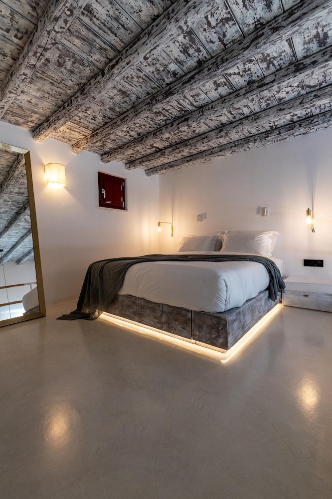 Suite, 1 Queen Bed with Sofa bed, Terrace, City View photo 1