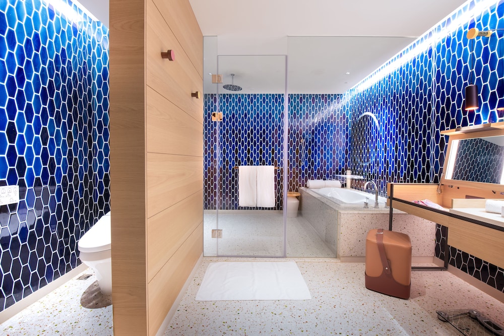 Premium Room, Multiple Beds (Separate Bath)