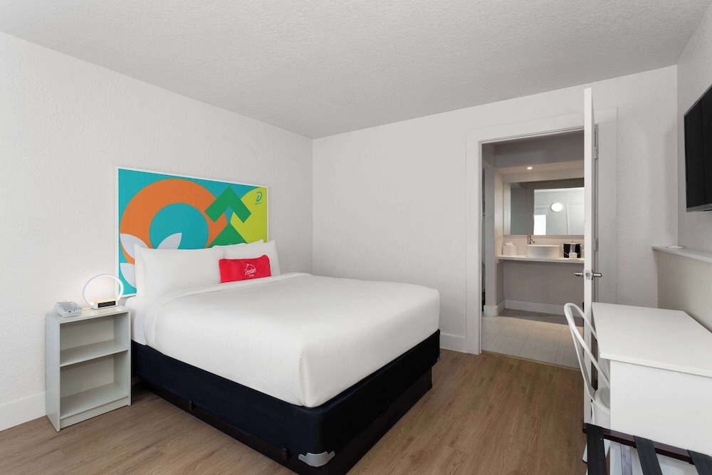Room, 1 Queen Bed, Accessible, Non Smoking (Mobility/Hearing, Roll-In Shower) - Photo 1