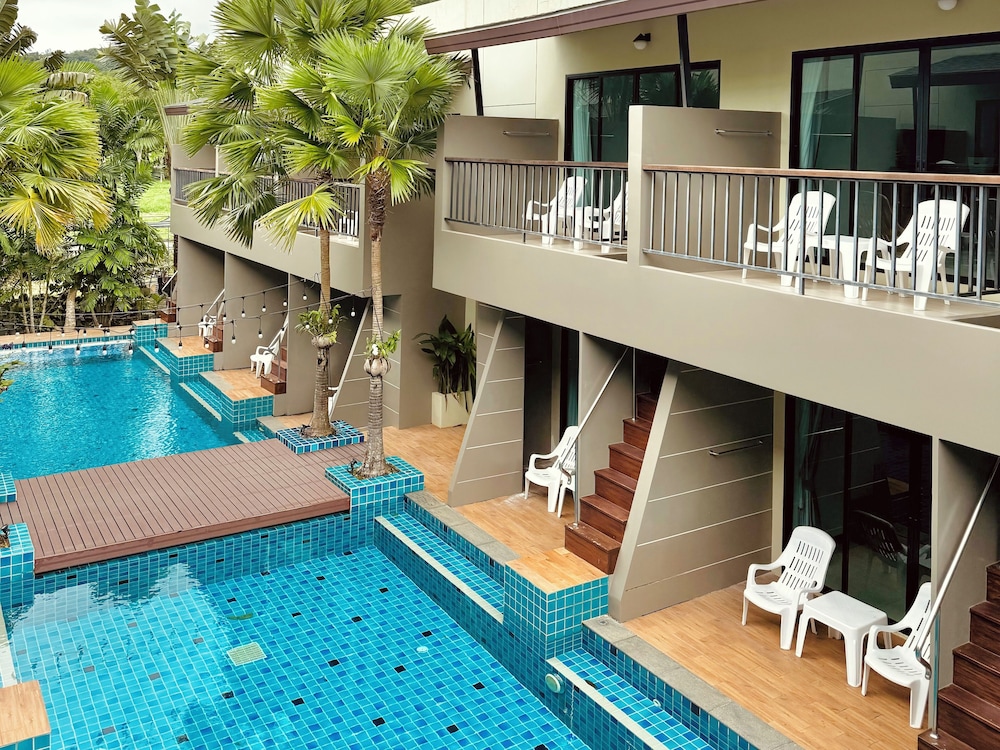 Deluxe Room, Pool View - Photo 3