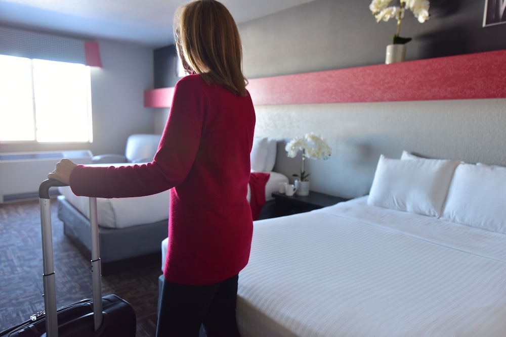 Room, 2 Queen Beds, Mobility Accessible - Photo 3